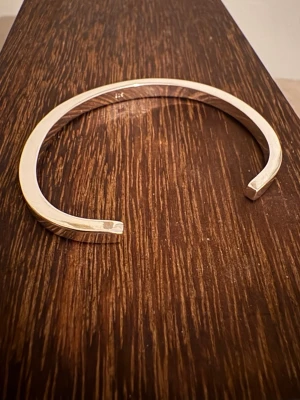 Open Cuff Armband i Sterling 925 Silver  - Armband i Sterling 925 Silver - Minimalistisk stilren design  Material: Äkta Sterling Silver (925-silverstämpel)   Design: Handgjord, Open Cuff, Minimalist, Blank, Bekväm passform Passar: Kvinnor  Vikt: 20 gram Skick: Helt ny  💫 Se övriga annonser för silverringar. Mängdrabatt tillämpas 💫