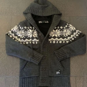 Fodrad cardigan - Svinskön fodrad cardigan i svinbra skick!  || Perfekt inför våren att använda antingen som jacka eller tröja || bara att höra av sig vid frågor eller om du vill ha fler bilder!