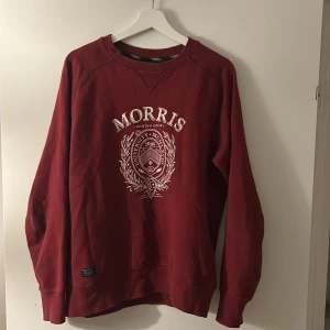 Morris tröja OG - Säljer en gammal Morris tröja, finns ej att köpa längre och jag har vuxit ur den. Skicket på tröjan är bra skulle jag säga. Jag är 195 och den är för liten för mig. Vid minsta lilla, skriv! 