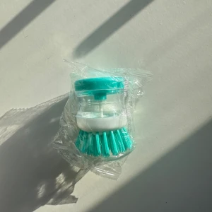 Diskborste  - Underlätta för dig när du diskar, fyll koppen med diskmedel och börja diska! Varför inte också städa duschen med denna borste också? ☺️