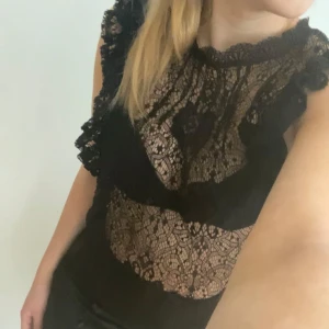 Svart spetsblus - Snygg svart spetsblus med volangdetaljer💘