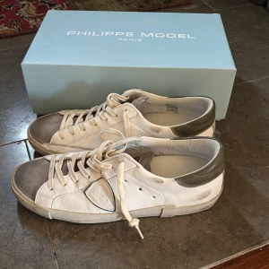 Vita sneakers från Philippe Model - Stl 42, passar 43. Nypris ca 4000, köpta på miinto. Använda 2-3 ggr, skick 9/10. Beredd att gå ner i pris vid smidig affär