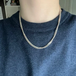 Silver halsband  - Snyggt silver halsband. Kedjan har en klassisk design som passar till många olika stilar. Perfekt för att ge en elegant touch till din outfit. En ring från kedjan har gått av så det är därför knäppning ser ut så. Men den fungerar utmärkt endå! Skriv om det är något!