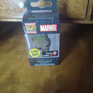 Groot Gamer nyckelring från Marvel - Cool Groot Gamer nyckelring från Marvels Pocket Pop! Keychain-serie. Denna exklusiva GameStop-version lyser i mörkret och är perfekt för Marvel-fans. Kompakt och lätt att bära med sig.