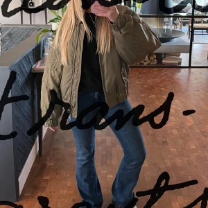 Blå jeans från Zara - Snygga bootcut jeans från Zara. De har mellan/låg midja, sitter någon centimeter under naveln på mig. Kan sänka priset.💕