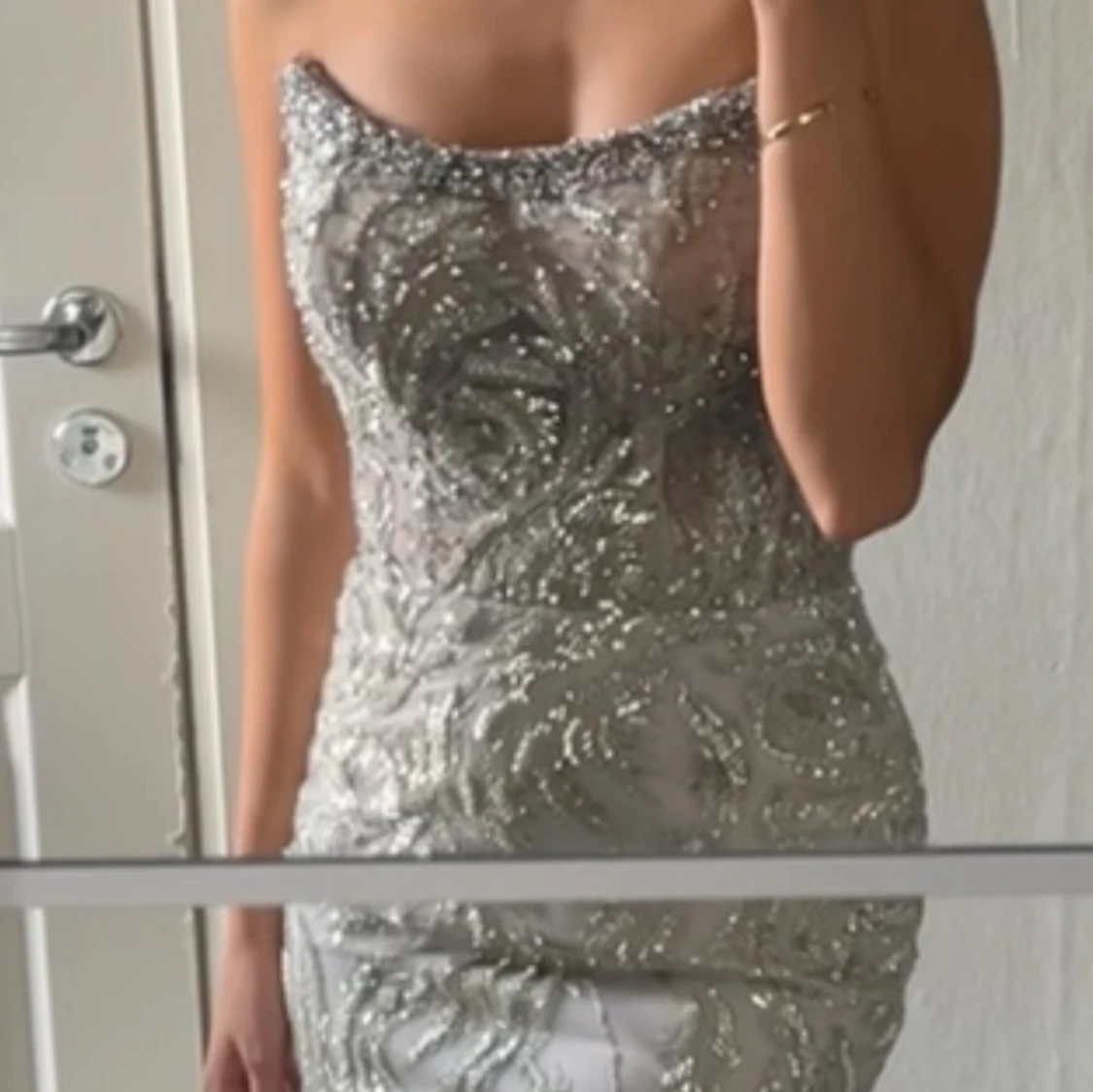 Glittrig axelbandslös långklänning - 3