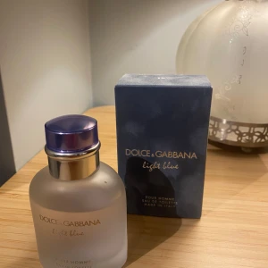 Dolce gabbana light blue 75 ml - Säljer en Dolce & Gabbana Light Blue Pour Homme Eau de Toilette. Flaskan har en frostad glasdesign med en blå kork och kommer i en elegant blå kartong. Perfekt för den som söker en fräsch och maskulin doft.