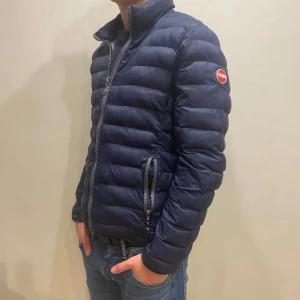 Colmar jacka  - Hej! Säljer nu min jackafrån märket Colmar , storlek S, bra skick. Givetvis äkta, Tveka inte på att höra av dig om du har frågor eller funderingar kring jackan!