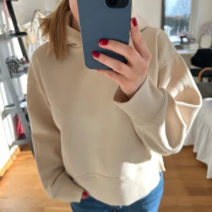 Beige hoodie från Zara - Beige söt hoodie från Zara! Endast använd ett fåtal gånger🩵