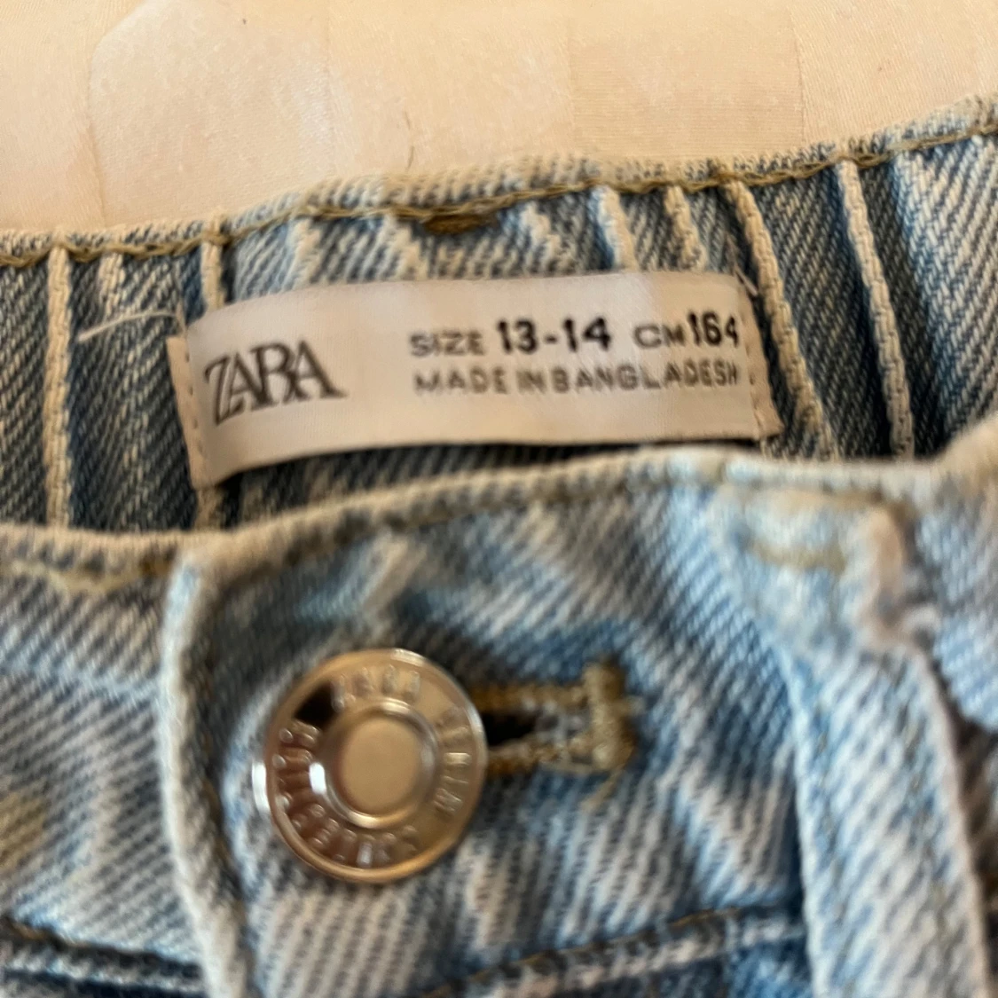 Ljusa jeansshorts från Zara - 1