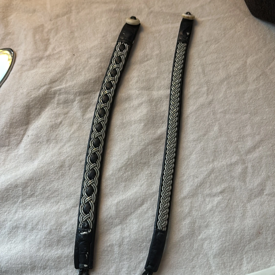 Svarta armband med flätad design