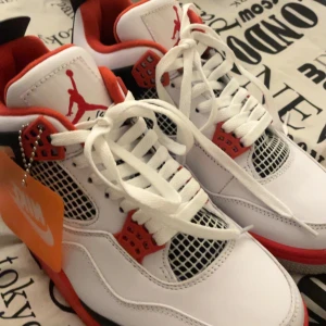 Nike Air Jordans retro fire red  - Säljer ett par Nike Jordans. De är 100% originala köpta från stockX. Helt nya och oanvända, säljer pga för liten storlek. Köpta 2022 