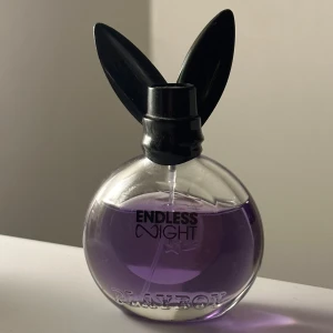Playboy Endless Night - Perfekt för fest🥳 Toppnoter: Champagne, Orange, Rosa Pepparkorn Hjärtnoter: Orange blommor, Ros Basnoter: Musk, Patchouli, Sandelträ