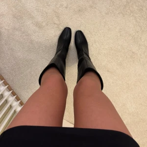 Knähöga boots med låg klack  - Perfekta stövlar i skinn med spetsig tå och låg klack(5cm). Helt nya från XIT storlek 38. Köpta för 849kr