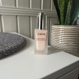 Caia Dewy Drops - Färgen 10c. Endast testad.