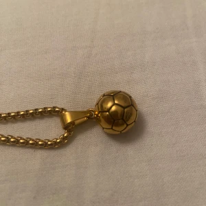 Guldhalsband med fotboll - Säljer detta guld halsband med en fotboll som går att ta av och på valfritt. Har haft det i min smyckeslåda tvär länge men aldrig använt det. Det är ifrån Nordic smycken och nypris ligger på 329 kr men jag vill helst bara bli av med det snabbt för det kan glädja någon annan mer än mig. Skriv om ni har några frågor osv. 