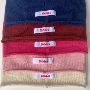 Kashmir mössor  - Säljer dessa mössar i limited edition färger till våren. Finns bara en begränsad antal så passa på! 30% Kashmir och 70% merino ull super mjuka och mysiga att ha🤍🤍