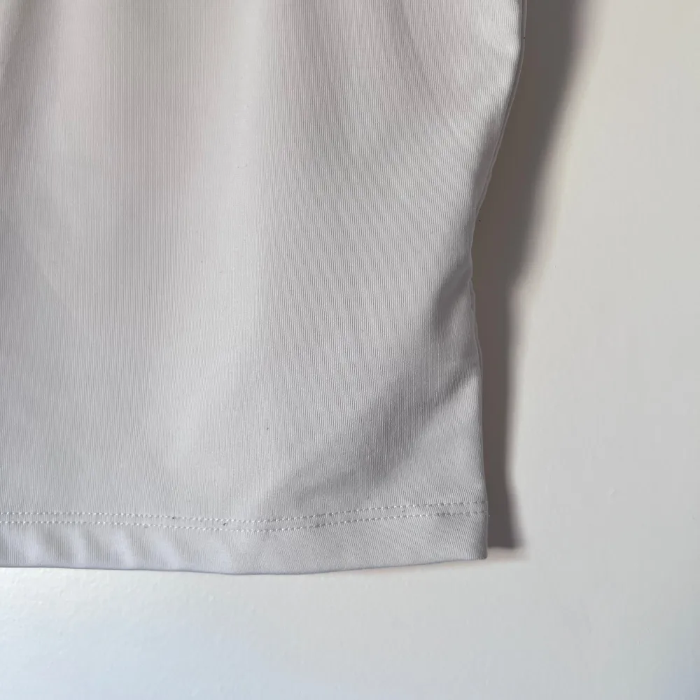 Säljer en stilren vit croppad linnetopp från Chiquelle med tunna axelband. Perfekt för varma sommardagar eller som ett lager under en jacka. Enkel och mångsidig design som passar till det mesta. Önskar du veta exakta mått? Tveka inte att höra av dig!. Yläosat.