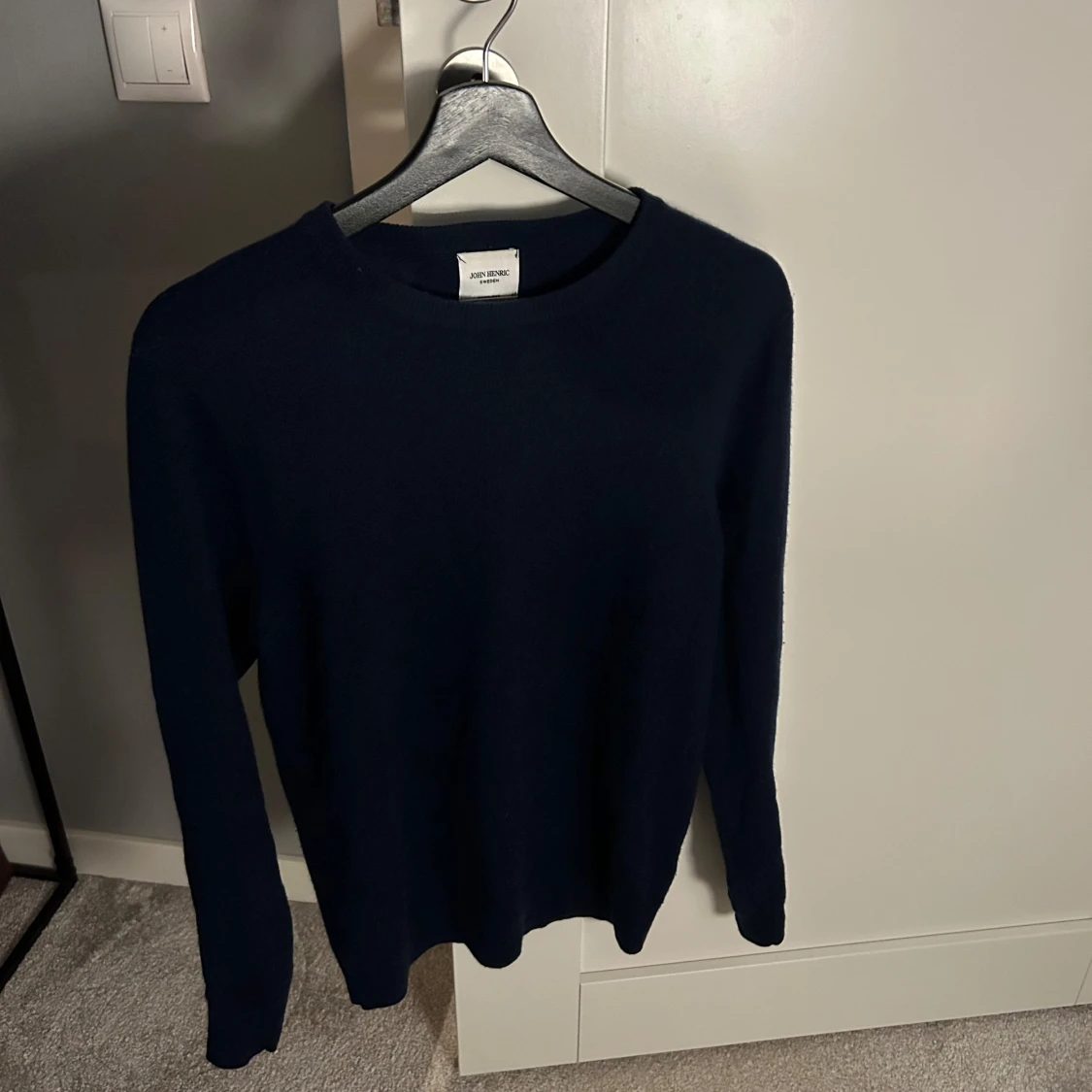 Mörkblå kashmirtröja från John Henric