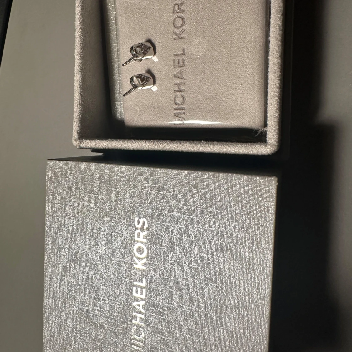 Silverörhängen från Michael Kors - 1