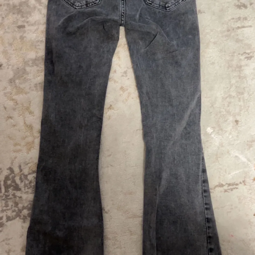 Dom är i toppen skick har endast testat de EN GÅNG!! De är pris som nyköpta, ordinare pris är 500 men söker för 149 kr!!Snygga grå bootcut jeans från Perfect Jeans. De har en klassisk femficksdesign och en knappgylf. Perfekta för en stilren look. Köpt från Gina tricot . Farkut & Housut.
