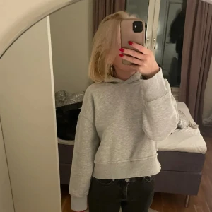 Hoodie - Säljer denna Hoodie från Zara då den inte kommer till användning❤️
