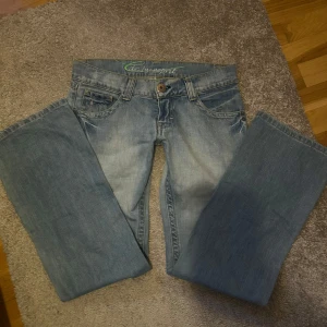 Lågmidjade jeans  - Skitsnygga lågmidjade jeans! 😇 Passade tyvärr inte mig så har inga bilder på. Står ingen storlek men skulle säga att det är S/M. Kom privat för mått 💓