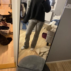Gråa jeans  - Säljer domma fina jeans ifrån gina Tricot i storlek 34 , dom har slitningar längst ner på jeansen