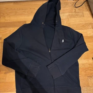 Ralph Lauren zip hoddie - Polo zip| storlek s| Skick 8/10 lite nopprig på insidan men går bort, saknar snören men inget som påverkar| skriv för mer info🙌🏼