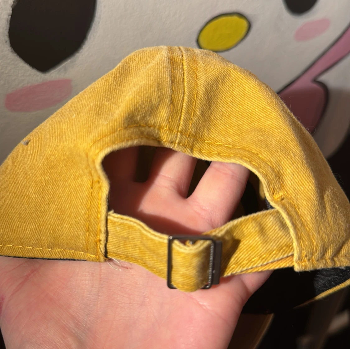 Gul keps med broderat öga - 2