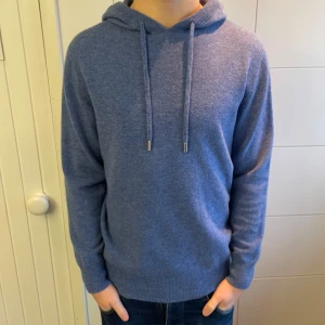 Merinoull Hoodie  - En riktigt snygg merinoull Hoodie i en unik och sjukt snygg blå färg!🌟 Storlek S. Modellen är 178 cm lång! Bara använd max 3 gånger, inga defekter. Hör av dig vid intresse😊