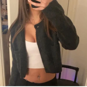 Mörkgrå kofta från Zara - Super fin kofta från zara, dock inte kommit till användning 💗