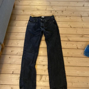 Svarta jeans - Gott skick! - Säljer ett par stilrena jeans som är i ett mycket bra skick. Dem var lite för stora för mig så någon här kan ju nappa! Vid funderingar kring pris eller fler bilder så är det bara att kontakta mig! Kolla även in min sida. Säljer kläder sjukt billigt och då har du chansen att köpa bundles…Med vänlig hälsning, 👋  