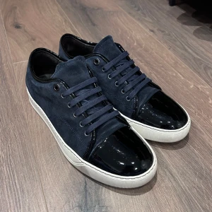 Lanvins  - Mörkblåa Lanvins i storlek 43, väldigt bra skick. Inget og endast skorna, nypris 5200 mitt pris 2600 men tar emot rimliga bud! Över 200 deals gjorda med massvis av recensioner att visa vid intresse!