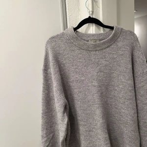 Grå stickad tröja från gina - Mysig grå stickad tröja från gina ❤️