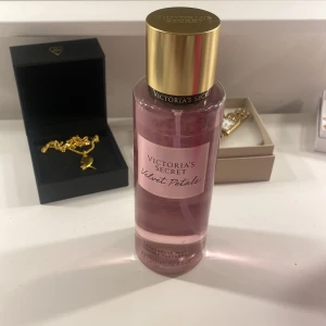 Victoria's Secret Velvet Petals Body Mist - Säljer en Victoria's Secret Velvet Petals body mist i full storlek💕💕💕💕 knappt använd som syns på bilderna (kommer ej acceptera lägre bud)