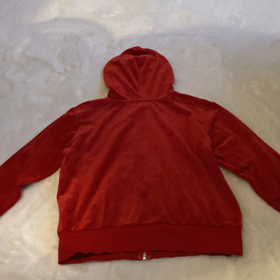 Röd huvtröja från Lindex - 1