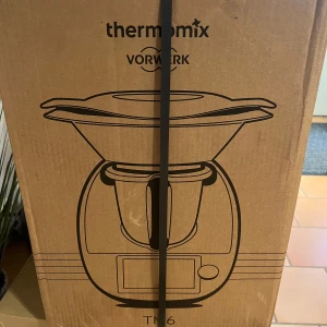 Thermomix TM6 - Säljer en Thermomix TM6 från Vorwerk. Denna multifunktionella köksmaskin kommer med en grön spatel och en insatskorg. Perfekt för att underlätta matlagningen med sina många funktioner och tillbehör.