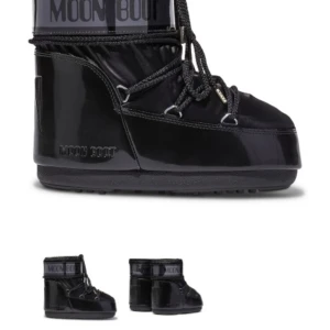 Svarta Moon Boots med snörning - Snygga och trendiga svarta Moon Boots med glansig yta och snörning. Perfekta för vinterns kalla dagar. De har en robust sula och är designade för att hålla fötterna varma och torra, storlek 39-41💕