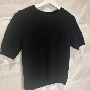 Trekvart tröja H&M - Sååå fin och unik trekvartströja från H&M väldigt fin nu till våren och med ett par jeans eller till sommaren med en kjol😇 Litr nopprig men annars bra skick💖 Skriv vid frågor!