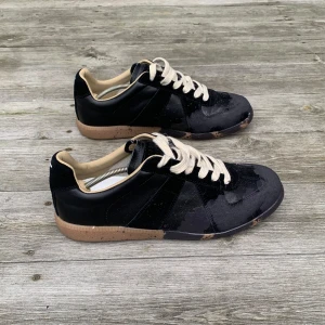 Maison Margeila GAT paint splatter  - Säljer mina Maison margeila paint splatter GATs. Nypris cirka 7000, mitt pris 2999 (kan sänkas), säljer de pga att de blivit för små. Superfint skick nyligen tvättade. Storlek 42 TTS. Hör av er vid frågor, skickar inom 24H!📬📦