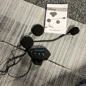 Hjälm hörlurar med mic  - Säljer splitternya hjälm hörlurar till fint pris!!! Säljer dom pga att jag köpte en för mycket dom är från mopedprofsen. Nypris på dessa är 600 men säljer dom för bara 500. Pris kan diskuteras vid snabb affär😁