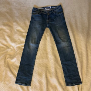 Jacob Cohen jeans - Tja. Säljer dessa blåa Jacob Cohen jeans i storlek W34 och 109cm i längd, de har använts några gånger men har inga defekter då de är rätt så hög kvalité på dem. Nypriset ligger på 5400. Hör jätte gärna av er vid frågor, priset kan även diskuteras.