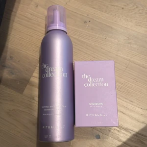 The Dream Collection från Rituals - Säljer The Dream Collection från Rituals, inklusive en whipped shower foam och en Cloudscape eau de parfum. Båda produkterna har en elegant lila förpackning med stilren design. Perfekt för en lyxig duschupplevelse och en fräsch doft.