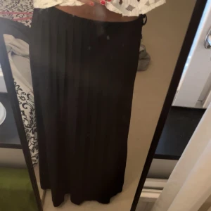 Lång volang kjol - Superfin och enkel längre volang kjol som passar perfekt nu inför våren och sommaren! Den är i strl S och är i gott skick då den inte användts 🩷