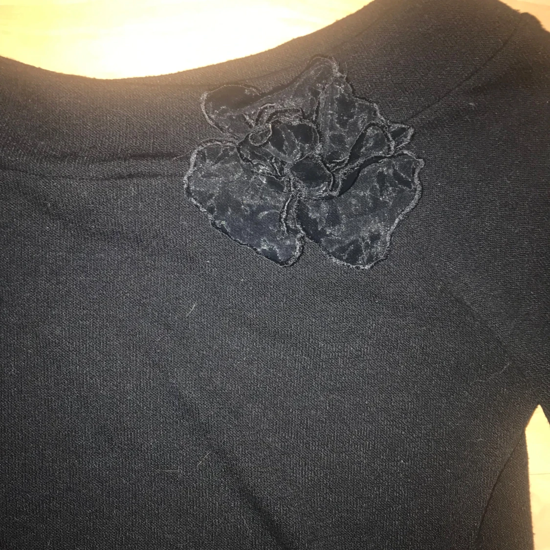 Svart båthals topp med blomdetalj  - 2