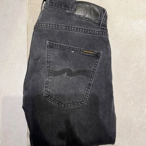 Nudie Grim Tim - Säljer nu dessa svarta/gråa Nudie Jeans i modellen Grim Tim | Storlek: 30/32 | Skick: 8,5/10 | Skriv vid frågor eller funderingar |