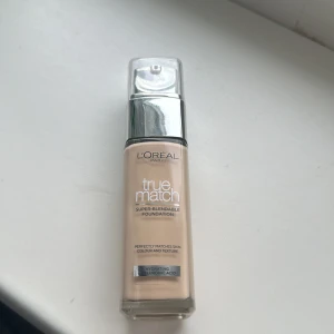 L'Oréal Paris True Match Foundation - L'Oréal Paris True Match Foundation är en superblendbar foundation som perfekt matchar hudens färg och textur. Den innehåller hyaluronsyra för återfuktning och kommer i en praktisk pumpflaska. Färgen är i 1W tror jag då det inte står vad det är för färg eller nyans. Nypris är 199kr. Ungefär 80-90% av produkten är kvar.