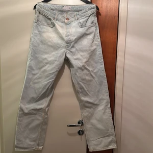 ASOS loose jeans - Asos loose jeans i en ljusblå färg. 