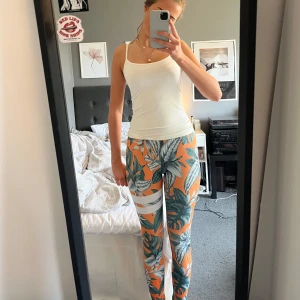 Stronger tights - Snygga orange tights med blommigt mönster. Perfekta om du går på gymnastik! Färgen ser lite urtvättad ut när jag har på mig de men det är bara för dom sitter ganska tight, den riktiga färgen kan du se på bild 2. Väldigt fint skick!